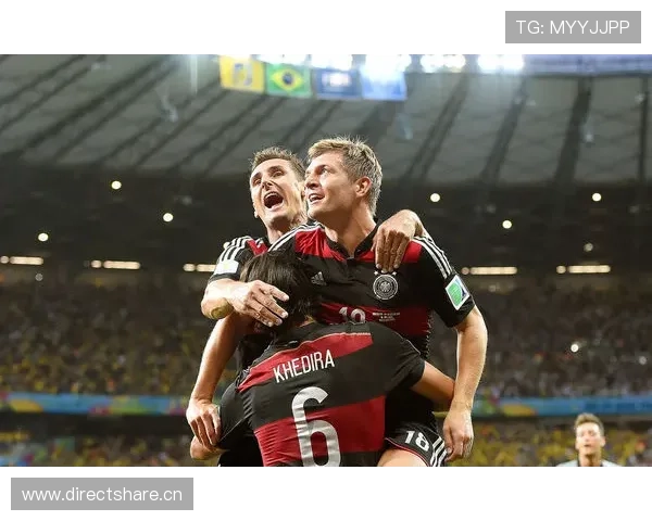 穆西亚拉 vs 穆勒:前场多面手的战术角色与位置适配差异 穆西亚拉 vs 穆勒:前场多面手的战术角色与位置适配差异