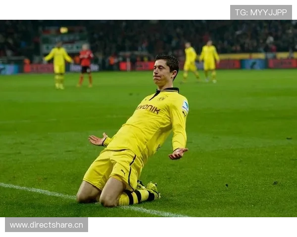 莱万多夫斯基遛娃那组图，婴儿车比街上跑车还吸睛